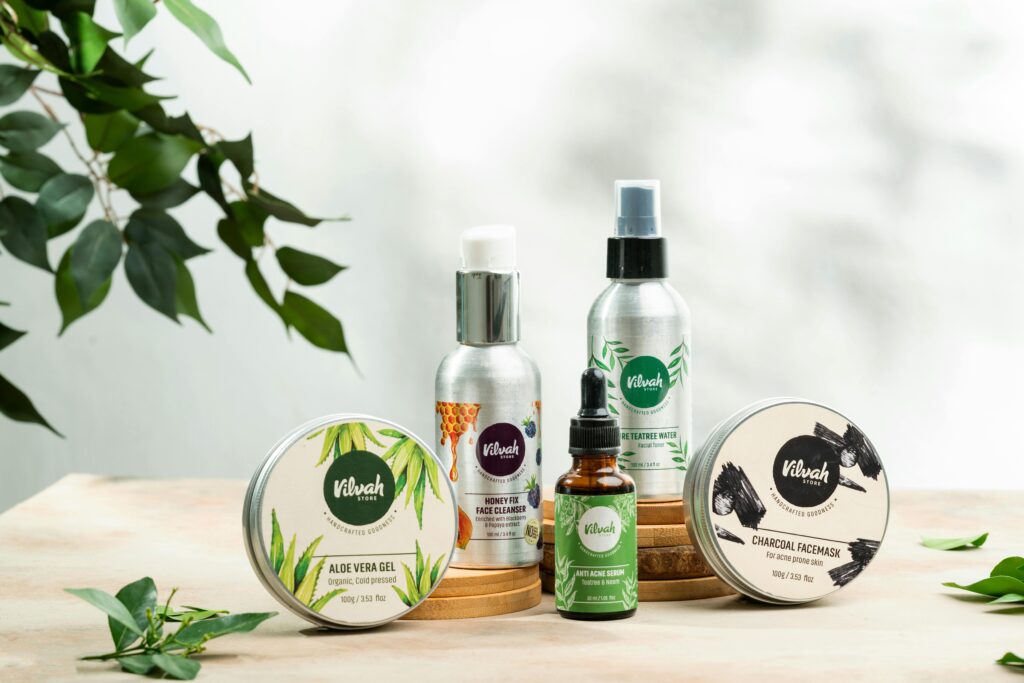 Cập Nhật 5 Xu Hướng Skincare Hàn Quốc Mới Nhất Cùng Mỹ Phẩm Luneria Close-up of natural skincare products including aloe vera gel and charcoal face mask.